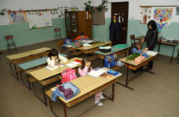 ДЕЦЕ ЈЕ СВЕ МАЊЕ: Катанац на више од 100 школа
